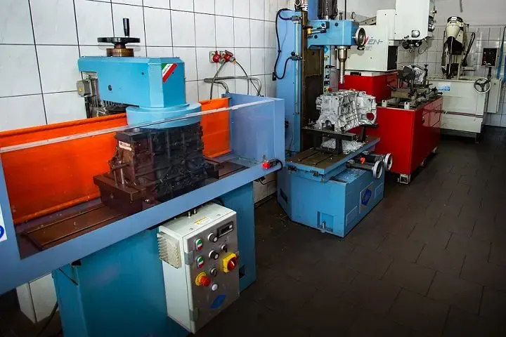 Broušení motoru v autoservisu